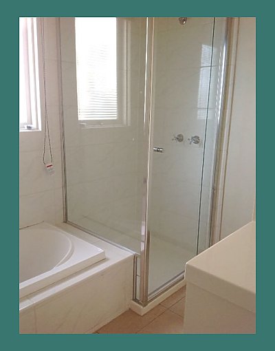 Adjustable screen around bath