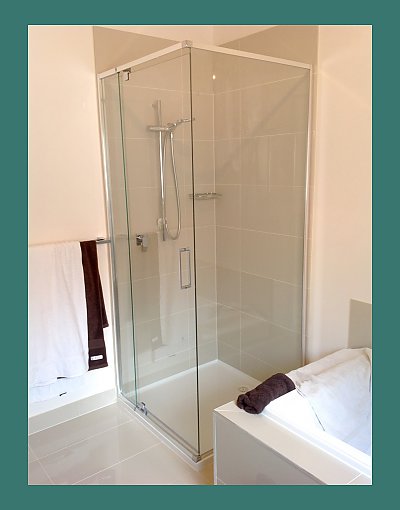 Semi-frameless shower screen