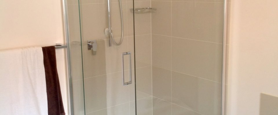 Semi-frameless shower screen Semi-frameless shower screen